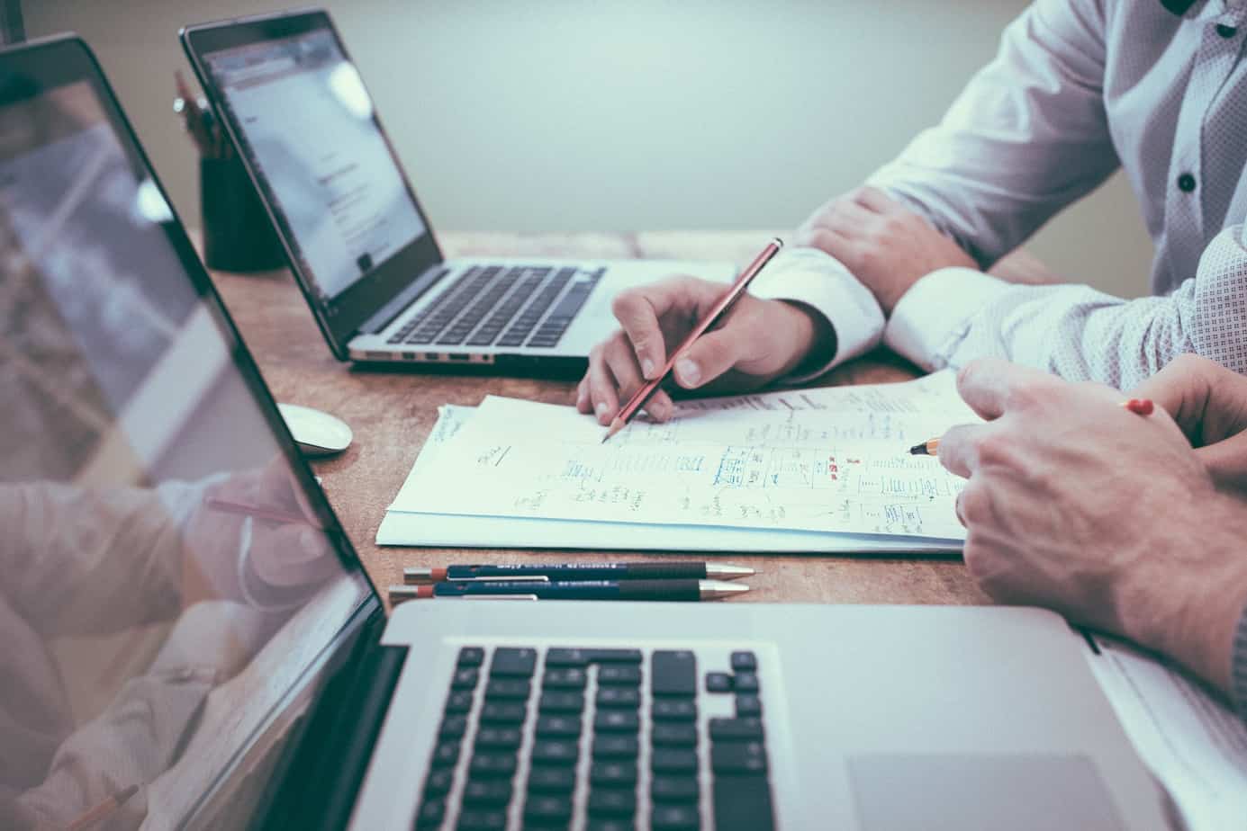 un évaluateur travaille avec une personne
